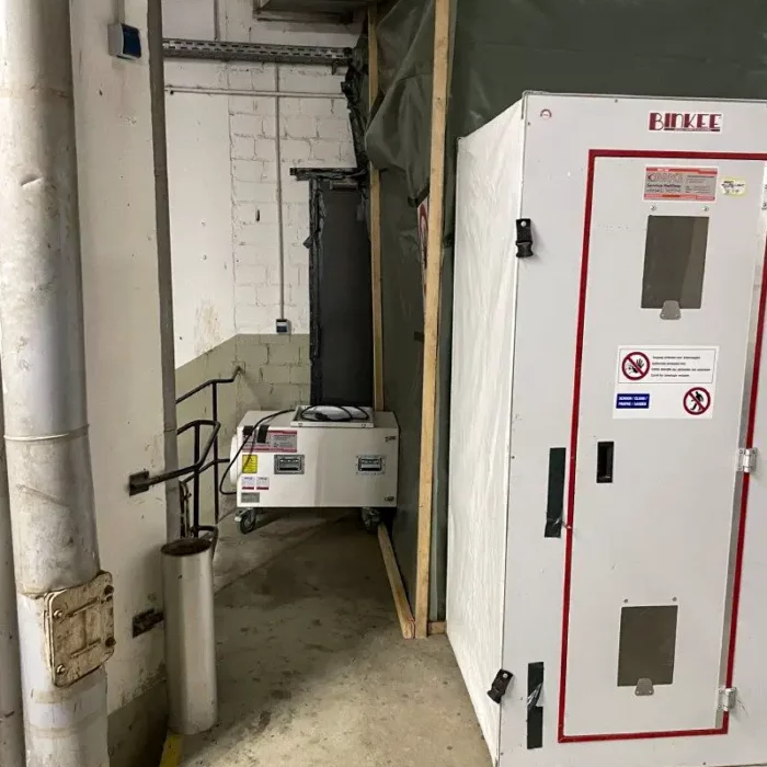 Abbildung einer Kammer als Zugang zu kontaminierten Gebäudebereichen