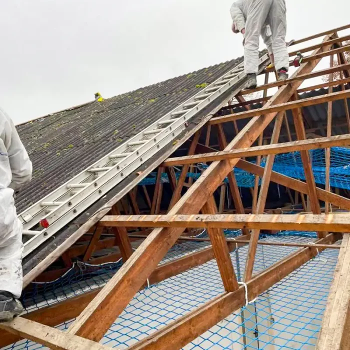 Mitarbeiter bei der Entsorgung von großflächigen Dachelementen