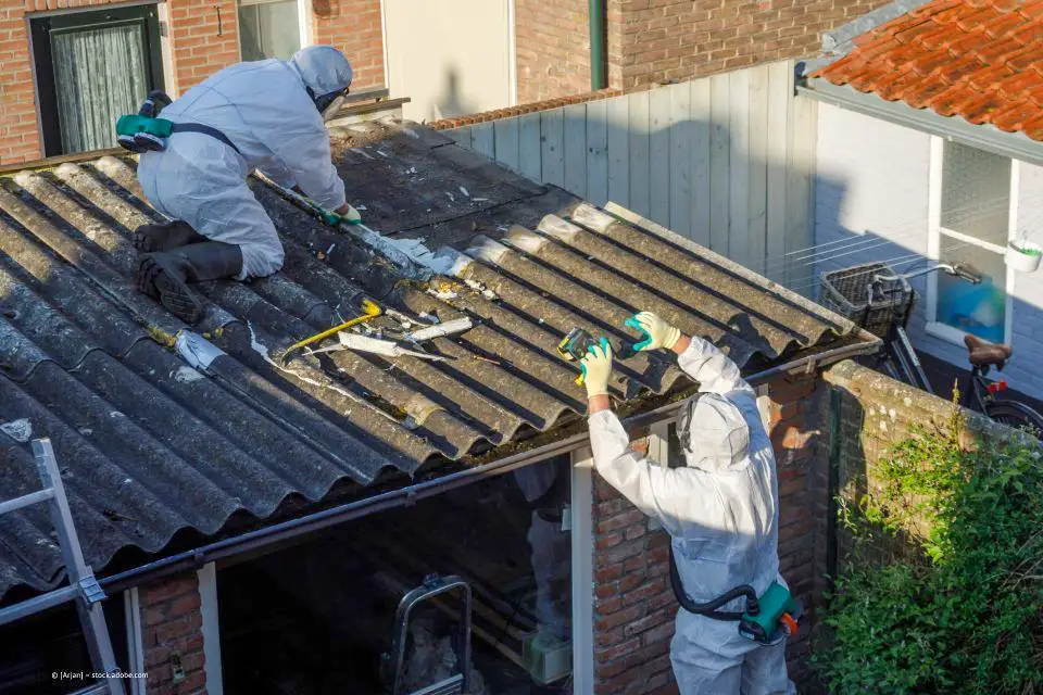 Mitarbeiter bei der Asbestsanierung