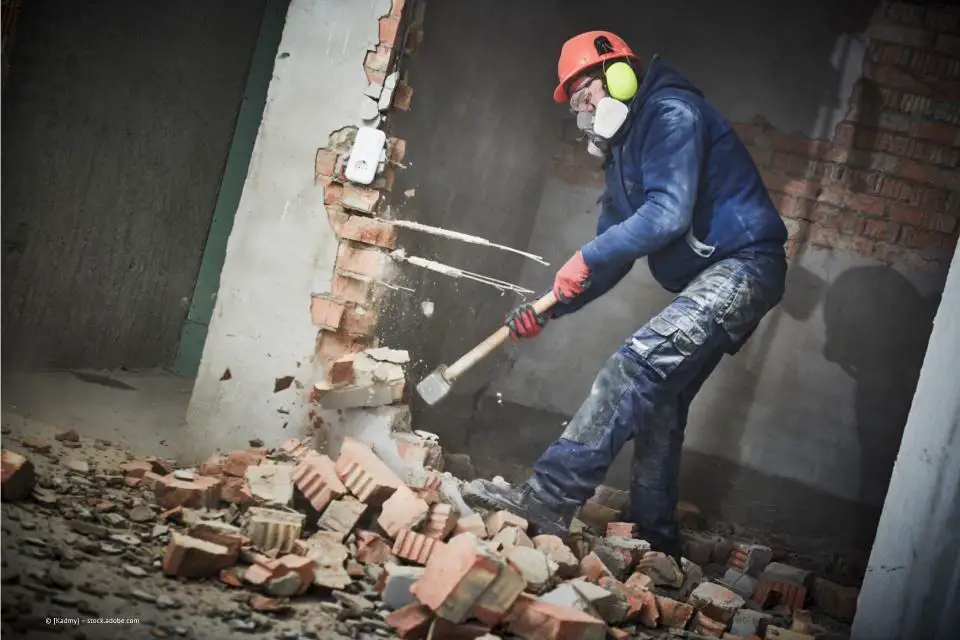 Mitarbeiter bei Abbrucharbeiten