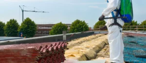 Mitarbeiter bei der Dachsanierung