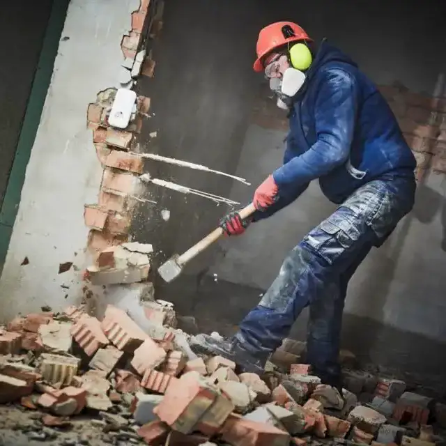 Facharbeiter für Schadstoffsanierung und Entkernung bei Abbrucharbeiten